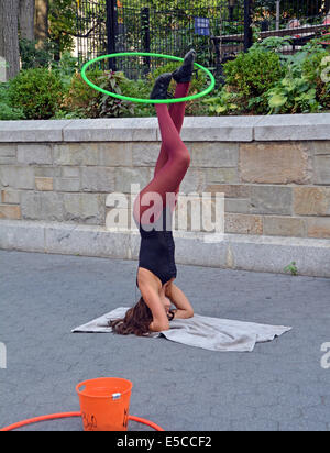 Miss 360 street Performance-Künstlerin arbeitet mit Hula Hoops, erklingt in Union Square Park in New York City Stockfoto