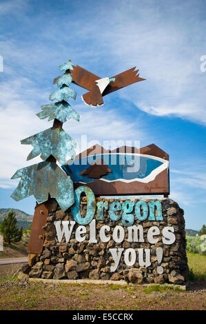 "Oregon begrüßt Sie" Anmelden an Kalifornien-Oregon Grenze am Highway 97 in der Nähe von Klamath Falls, Oregon. Stockfoto