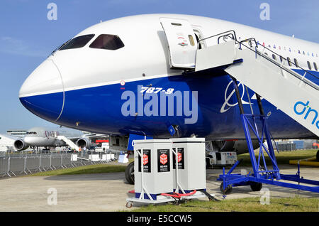 Boeing 787-9 Dreamliner auf dem Display auf der Farnborough Airshow 2014. Boeing 787 Dreamliner von Qatar Airways im Hintergrund betrieben. Stockfoto