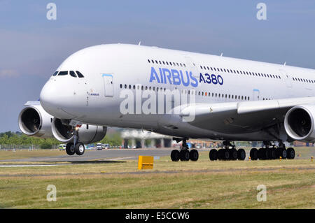 Airbus A380 Firma Demonstrator Landung nach der Anzeige auf der Farnborough Airshow 2014 Stockfoto