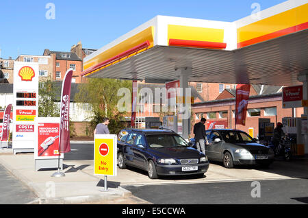 Shell Tankstelle Vorplatz, Leamington Spa, Warwickshire, UK Stockfoto