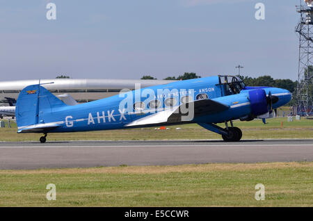 Avro Anson c. 19 ausrollen nach der Landung auf der Farnborough Airshow 2014 Stockfoto