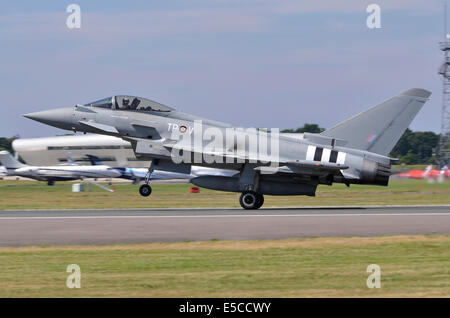 Eurofighter Typhoon FGR 4 Flugzeuge, die von der RAF Landung Betrieben nach der Anzeige in Farnborough Airshow 2014 Stockfoto