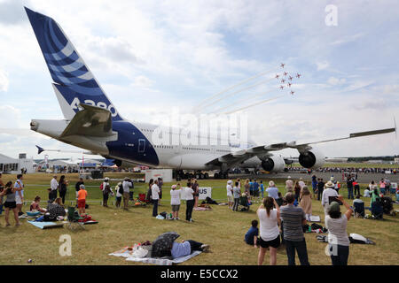 Die Red Arrows Kunstflug Team fliegen und Airbus A380 - Farnborough International Airshow 2014, UK Foto anzeigen: Pixstory Stockfoto