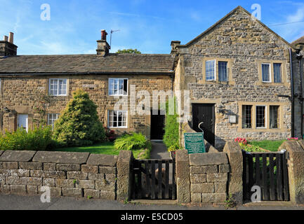 Pest-Cottages in Eyam Pest Dorf, Derbyshire, Peak District National Park, England, UK. Stockfoto