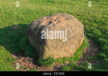 Pest-Stein oder Grenzstein in Eyam Ort Dorf, Derbyshire, Peak District National Park, England, UK. Stockfoto