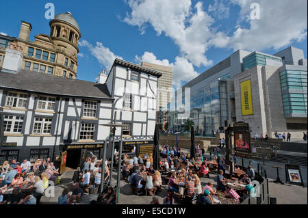 Menschen Vergnügen sich in Bier Garten von Sinclair Oyster Bar in der Nähe von Corn Exchange Dreieck in Manchester. Stockfoto