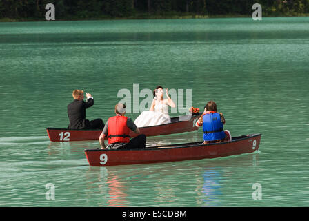 Elk203-2115 Kanada, British Columbia, Yoho-Nationalpark, Emerald Lake, Brautpaar im Kanu Stockfoto