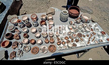 Ein Tisch im Freien zeigt Keramik für Touristen, die von Indianern in Acoma Pueblo, einer indischen Gemeinschaft in New Mexico, USA handgefertigt wurden. Stockfoto