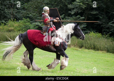 Eine Demonstration der typischen kaiserlichen römischen Kavallerie Waffen und Taktiken auf dem Gelände des Binchester römischen Fort, England gegeben. Stockfoto