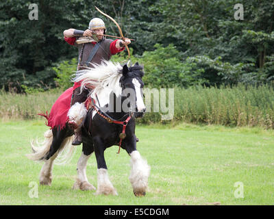 Eine Demonstration der typischen kaiserlichen römischen Kavallerie Waffen und Taktiken auf dem Gelände des Binchester römischen Fort, England gegeben. Stockfoto