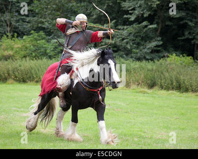 Eine Demonstration der typischen kaiserlichen römischen Kavallerie Waffen und Taktiken auf dem Gelände des Binchester römischen Fort, England gegeben. Stockfoto