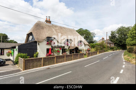 Die alte Glocke & Krone, einen traditionellen strohgedeckten Country-Pub in Hampshire Dorf von Hatherden Stockfoto