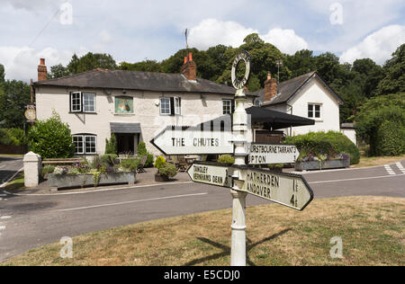 Jahrgang, altmodisch Wegweiser im Fox Inn, einem traditionellen frei Haus Country Pub in den ländlichen Hampshire Dorf Tangley Stockfoto