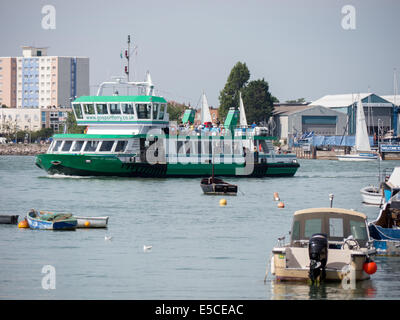 Die Gosport Fähre überqueren Portsmouth Harbour, Hampshire, England Stockfoto