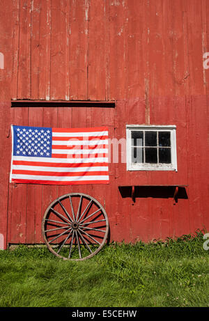 4. Juli amerikanische Flagge auf einer alten roten Scheune aus nächster Nähe auf einer Farm in Monroe Township, New Jersey, USA, vertikale Landwirtschaft alt, US-Flagge aus nächster Nähe Stockfoto