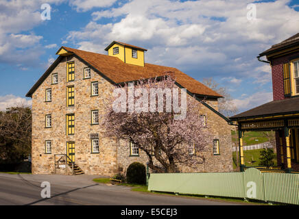 Historische Mascot Roller Mills an einem strahlend sonnigen Frühlingstag im Amish-Land von Lancaster County, Pennsylvania, PA USA, wurden historische Bilder von der Tristmill-Mühle gemacht Stockfoto