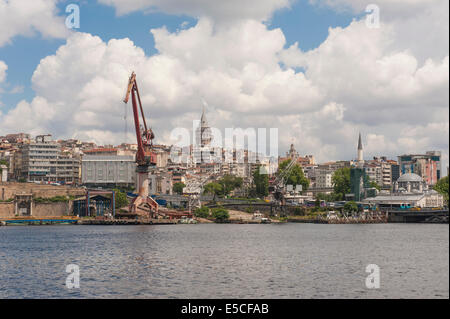 Alte verlassene verfallene Werften durch große Fluss in Istanbul city Stockfoto