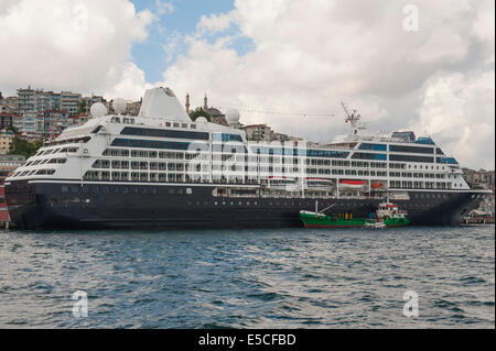 Großen Passagier Kreuzfahrtschiff vor Anker am großen Fluss in Stadt Stockfoto