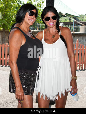 Clementon, New Jersey, USA. 27. Juli 2014. (L, R) Angela 'Big Ang' Raiola und Alicia DiMichele Garofalo VH1 "Mob Frauen" besuchen Clementon Vergnügungspark am 27. Juli 2014 in Clementon im US-Bundesstaat New Jersey. Bildnachweis: Paul Froggatt/Alamy Live-Nachrichten Stockfoto