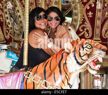 Clementon, New Jersey, USA. 27. Juli 2014. (L, R) Angela 'Big Ang' Raiola und Alicia DiMichele Garofalo VH1 "Mob Frauen" besuchen Clementon Vergnügungspark am 27. Juli 2014 in Clementon im US-Bundesstaat New Jersey. Bildnachweis: Paul Froggatt/Alamy Live-Nachrichten Stockfoto