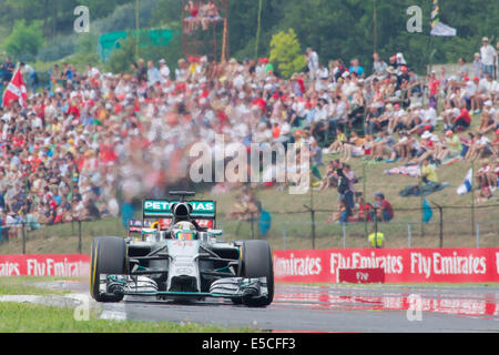 Mogyorod, Ungarn. 27. Juli 2014. Mercedes Formel1-Fahrer Lewis Hamilton von Großbritannien fährt mit seinem Auto in der Formel 1 Grand Prix von Ungarn in Mogyorod, Ungarn am 27. Juli 2014. Lewis Hamilton wurde Dritter hinter Red Bull-Pilot Daniel Ricciardo und Ferrari-Pilot Fernando Alonso. Bildnachweis: Attila Volgyi/Xinhua/Alamy Live-Nachrichten Stockfoto