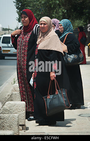 Arabische israelische Frauen erwartet einen Bus außerhalb der alten Stadt in Jerusalem, Israel Stockfoto