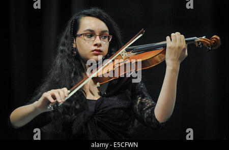 Ein junger Student tritt Solo am Eshkol Regional Council in einem Konzert, bestehend aus Schülern ab der 3. Klasse Gymnasium Stockfoto