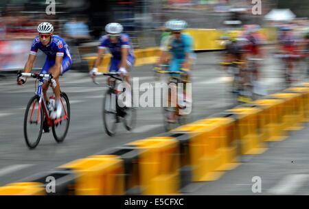 Paris, Frankreich. 27. Juli 2014. Rennfahrer konkurrieren in der Endphase der 137,5 km der 2014 Tour de France in Paris, Frankreich, am 27. Juli 2014. Bildnachweis: Chen Xiaowei/Xinhua/Alamy Live-Nachrichten Stockfoto