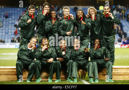 Glasgow, Vereinigtes Königreich. 27. Juli 2014. Team-Mitglieder von Südafrika posieren mit Medaillen nach die goldene Medal match der Herren Rugby Sevens tagsüber 4 der Glasgow 2014 Commonwealth Games im Ibrox Stadium in Glasgow, Schottland, Großbritannien, am 27. Juli 2014. South African gewann den Titel gegen Neuseeland in die Goldmedaille Spiel mit 17-12. Bildnachweis: Wang Lili/Xinhua/Alamy Live-Nachrichten Stockfoto