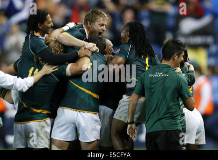 Glasgow, Vereinigtes Königreich. 27. Juli 2014. Team-Mitglieder in Südafrika feiern nach der Goldmedaille Spiel der Herren Rugby Sevens tagsüber 4 der Glasgow 2014 Commonwealth Games im Ibrox Stadium in Glasgow, Schottland, Großbritannien, am 27. Juli 2014. South African gewann den Titel gegen Neuseeland in die Goldmedaille Spiel mit 17-12. Bildnachweis: Wang Lili/Xinhua/Alamy Live-Nachrichten Stockfoto