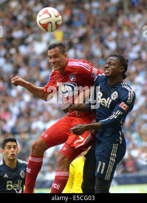 Vancouver, Kanada. 27. Juli 2014. FC Dallas Blas Perez (L) wetteifert mit Vancouver Whitecaps Darren Mattocks während ihrer MLS Fußball-Spiel im BC Place in Vancouver, Kanada, am 27. Juli 2014. Vancouver Whitecaps gebunden FC Dallas 2-2. Bildnachweis: Sergei Bachlakov/Xinhua/Alamy Live-Nachrichten Stockfoto