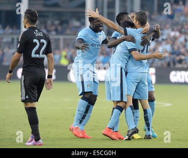 23.07.2014., KS, USA - Manchester City Mittelfeldspieler Bruno Zuculini ist nach seinem Tor in der ersten Hälfte als Sporting KC Soony Saad (22) Köpfe ins Mittelfeld auf Mittwoch, 23. Juli 2014, im Sporting Park in Kansas City, Kan gratulierte Stockfoto