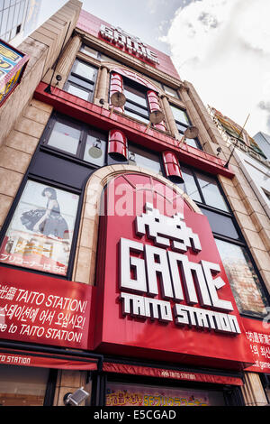 Taito Spielekonsole Gebäude Zeichen, Spiele Arcade in Shinjuku, Tokio, Japan 2014 Stockfoto