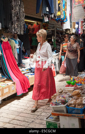 Ein Tourist und lokalen Shopper zu Fuß auf dem freien Markt in der Altstadt von Nazareth, Israel Stockfoto