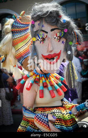 Ein Teilnehmer in der 2014 Summer Solstice Parade, Santa Barbara, Kalifornien, mit einer Oversize-Maske Stockfoto