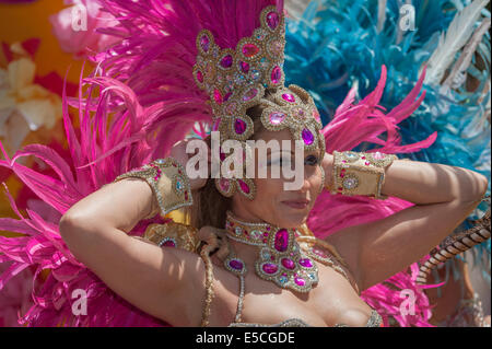 Brasilianische Samba-Tänzer, Festsetzung ihr Kopfschmuck in 2014 Summer Solstice Parade, Santa Barbara, Kalifornien Stockfoto