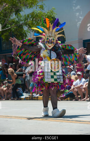 Ein Kostüm mit dem Azteken-Kalender und Priester bei der 2014 Summer Solstice Parade, Santa Barbara, Kalifornien Stockfoto