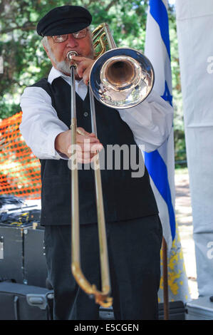 Ein Musiker aus einer Kleizemer-Band spielt Trompete auf dem 2014 jüdische Festival in Santa Barbara Stockfoto