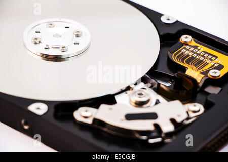 Festplatte Laufwerk (HDD) mit Deckel öffnen isolierten auf weißen Hintergrund Stockfoto