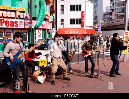 Musikband spielt auf den Straßen von Shinjuku, Tokio, Japan 2014 Stockfoto