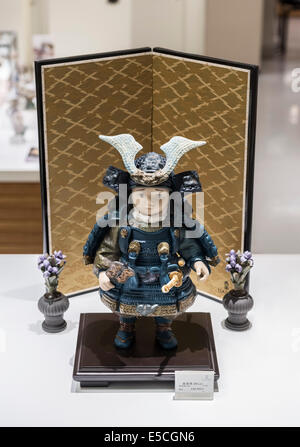 Baby-Samurai Rüstung Souvenir tragen Skulptur auf dem Display in einem Geschäft. Tokio, Japan. Stockfoto