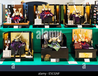 Samurai Rüstung, Kabuto Helme Souvenirs auf dem Display in einem Geschäft. Tokio, Japan. Stockfoto