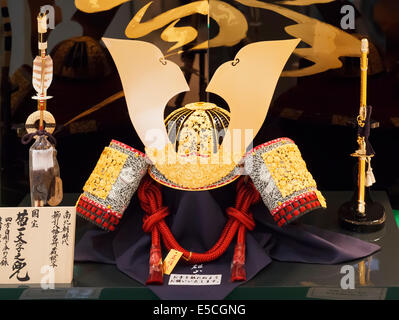 Samurai Rüstung, Kabuto Helm Souvenir auf dem Display in einem Geschäft. Tokio, Japan. Stockfoto