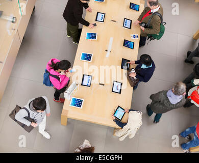 Menschen bei Apple store versucht neue iPads. Ginza, Tokio, Japan 2014. Erhöhte Ansicht. Stockfoto