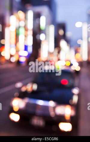 Abstrakte Out-of-Focus Stadt Landschaft von einem Taxi auf den Straßen von Ginza, Tokio, Japan. Stockfoto