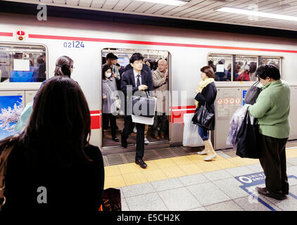 Leute, die aus einer u-Bahn Zug in Tokio, Japan. Stockfoto