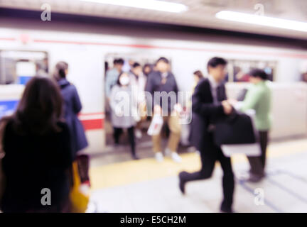 Leute, die aus einer u-Bahn Zug in Tokio, Japan. Abstrakte Out-of-Focus Foto. Stockfoto