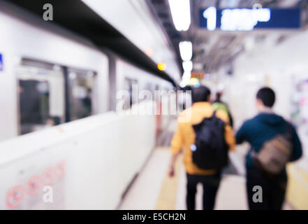 Die Leute an der Tokyo Metro u-Bahn-Bahnsteig in Japan. Abstrakte Out-of-Focus Foto. Stockfoto