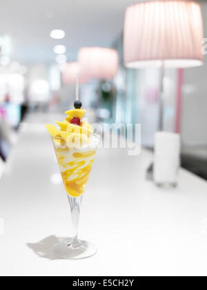 Eis und Mango-Parfait auf eine Café-Tisch in Japan Stockfoto